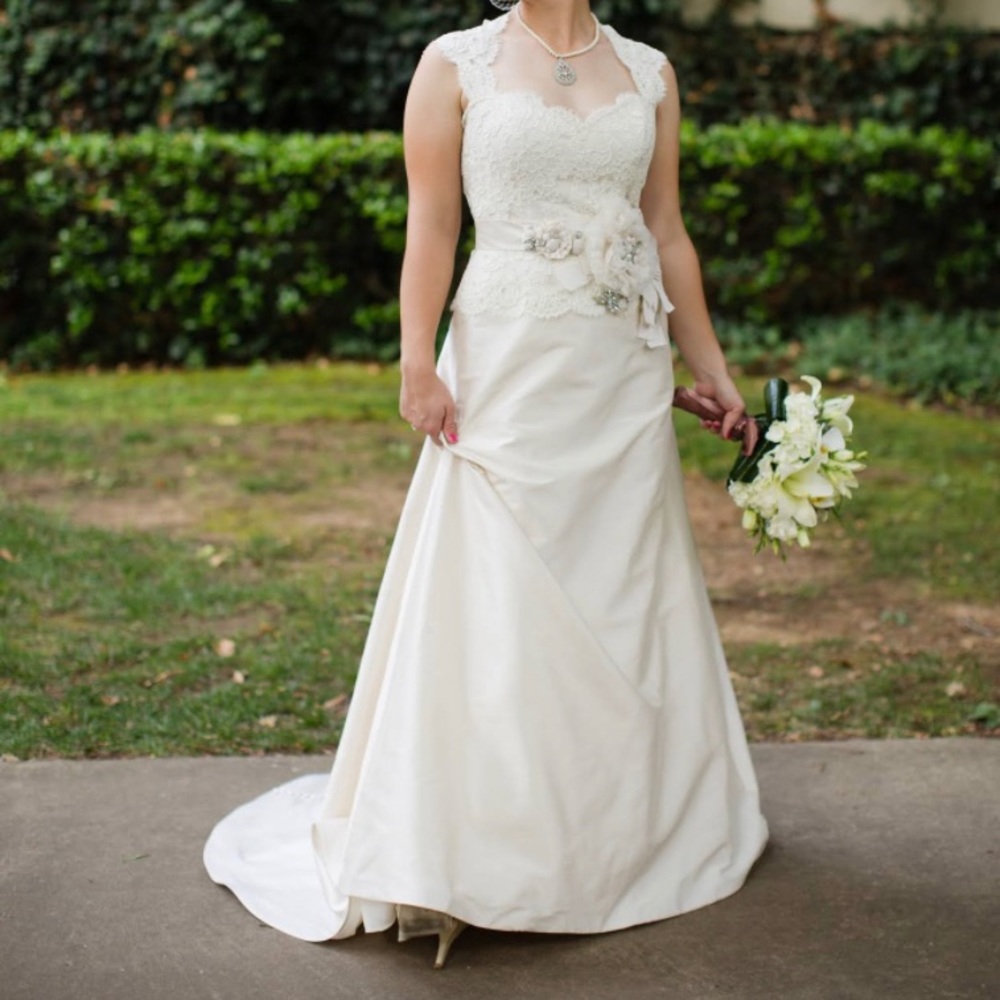 Like new Paloma Blanca wedding gown, excellent condition